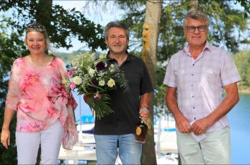 Kassiererin Iris Theisen und 1. Vorsitzender Josef Schwarz gratulieren dem 2. Vorsitzenden Manfred Schiegl zu seinem 70. Geburtstag.