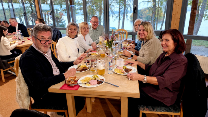 Bild: Josef Schwarz „Fröhliche Runde beim Saisonabschluss 2026 im Clubhaus des SYC87.“
